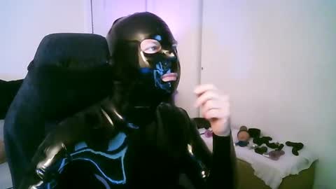 Snapshot of latexminheadroom chatting on 04/19/26, 01:05 latexminheadroom online show from 04/19/26, 01:05
