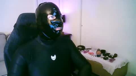 Snapshot of latexminheadroom chatting on 05/17/26, 01:25 latexminheadroom online show from 05/17/26, 01:25