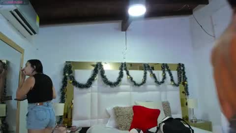 Johana y Santiago online show from 11/18/25, 08:02