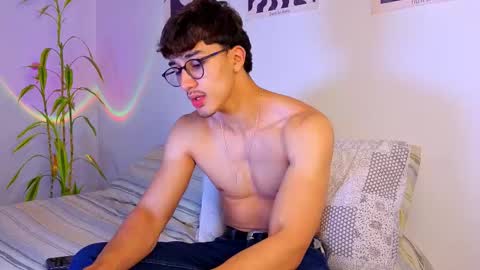 Snapshot of latinguyxl chatting on 09/24/25, 03:54 Logan online show from 09/24/25, 03:54