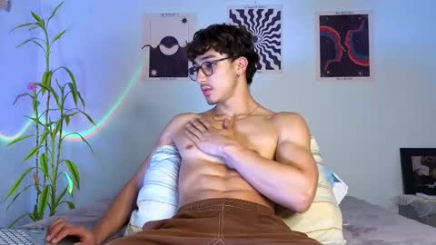 Snapshot of latinguyxl chatting on 10/20/25, 11:27 Logan online show from 10/20/25, 11:27