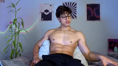 Snapshot of latinguyxl chatting on 10/23/25, 01:27 Logan online show from 10/23/25, 01:27