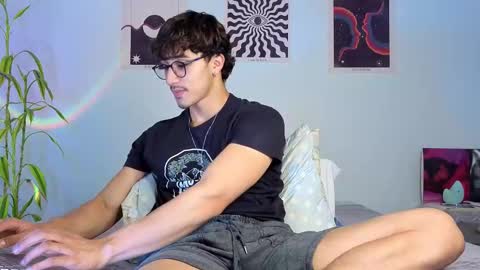 Snapshot of latinguyxl chatting on 10/23/25, 09:24 Logan online show from 10/23/25, 09:24