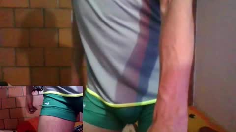 Snapshot of latinmansmoking chatting on 11/13/25, 05:39 latinmansmoking online show from 11/13/25, 05:39