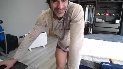 Snapshot of latino23bom chatting on 11/28/25, 12:52 sam online show from 11/28/25, 12:52