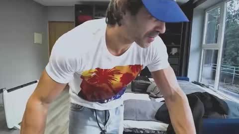 Snapshot of latino23bom chatting on 12/14/25, 04:23 sam online show from 12/14/25, 04:23