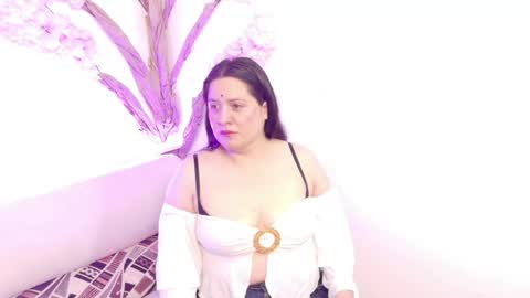 Snapshot of laura__castillo_ chatting on 05/16/26, 12:48 online show from 05/16/26, 12:48