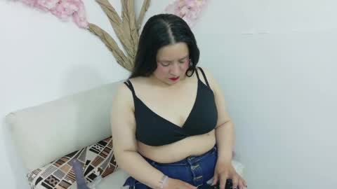 Snapshot of laura__castillo_ chatting on 05/25/26, 12:11 online show from 05/25/26, 12:11