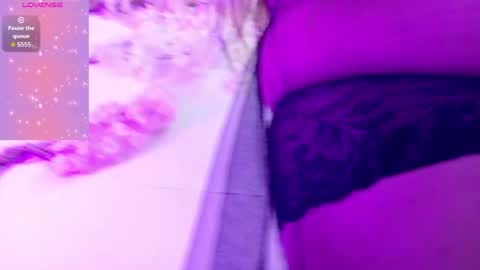 Snapshot of laura__castillo_ chatting on 05/27/26, 12:24 online show from 05/27/26, 12:24