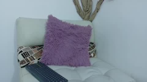 Snapshot of laura__castillo_ chatting on 06/06/26, 12:21 online show from 06/06/26, 12:21