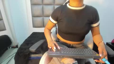 laura__js_ online show from 09/19/25, 01:56