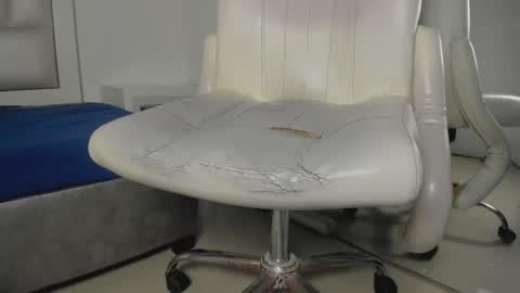 laura__js_ online show from 09/27/25, 09:03