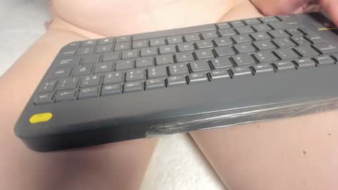 laura__js_ online show from 10/16/25, 05:52