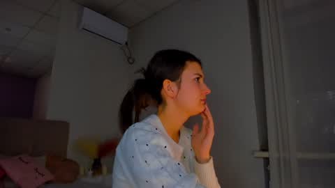 Snapshot of laura__leee chatting on 12/09/24, 06:12 Laura online show from 12/09/24, 06:12
