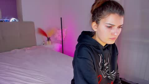 Snapshot of laura__leee chatting on 01/19/25, 12:17 Laura online show from 01/19/25, 12:17