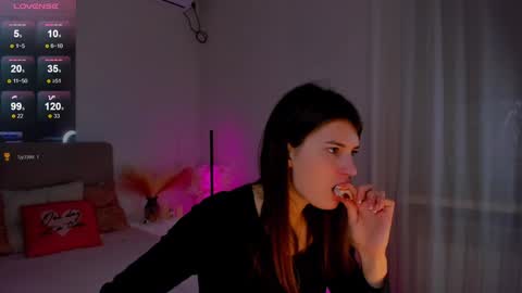 Snapshot of laura__leee chatting on 02/01/25, 09:43 Laura online show from 02/01/25, 09:43