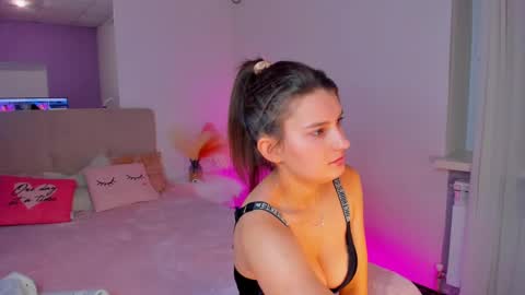 Snapshot of laura__leee chatting on 02/10/25, 12:29 Laura online show from 02/10/25, 12:29