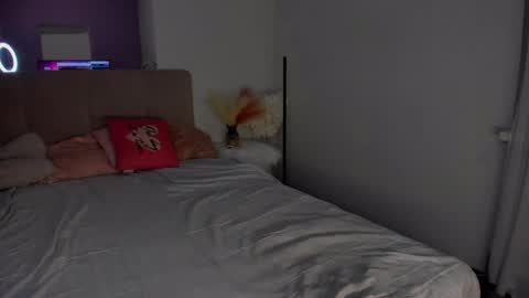 Snapshot of laura__leee chatting on 02/14/25, 06:02 Laura online show from 02/14/25, 06:02