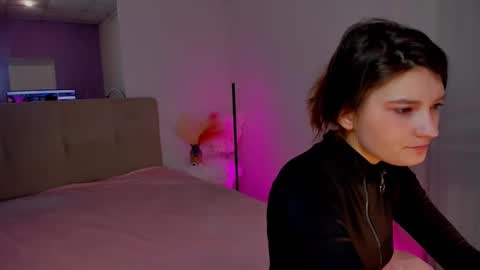Snapshot of laura__leee chatting on 02/21/25, 06:29 Laura online show from 02/21/25, 06:29