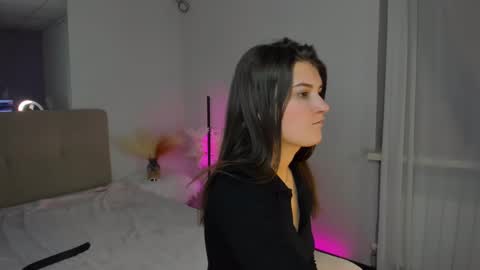 Snapshot of laura__leee chatting on 03/03/25, 10:17 Laura online show from 03/03/25, 10:17