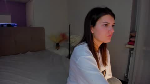 Snapshot of laura__leee chatting on 03/11/25, 06:21 Laura online show from 03/11/25, 06:21