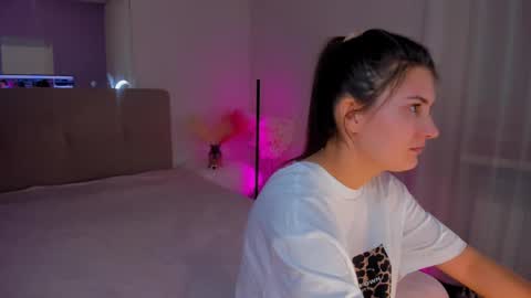 Snapshot of laura__leee chatting on 03/11/25, 09:24 Laura online show from 03/11/25, 09:24