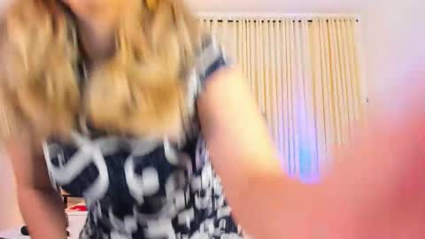 Snapshot of laura__martiinez chatting on 02/17/26, 01:29 online show from 02/17/26, 01:29