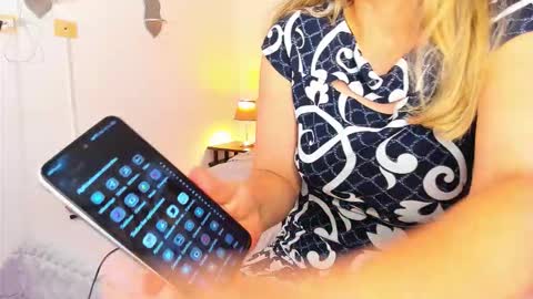 Snapshot of laura__martiinez chatting on 02/19/26, 01:01 online show from 02/19/26, 01:01