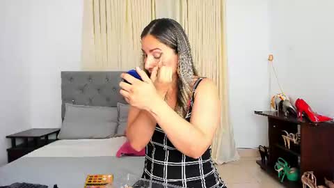 Snapshot of laura__martiinez chatting on 06/19/26, 02:38 online show from 06/19/26, 02:38