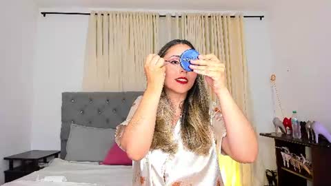 Snapshot of laura__martiinez chatting on 06/26/26, 02:49 online show from 06/26/26, 02:49