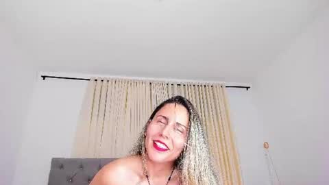 Snapshot of laura__martiinez chatting on 07/10/26, 02:05 online show from 07/10/26, 02:05
