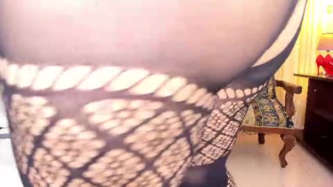 Snapshot of laura__martiinez chatting on 07/27/26, 03:35 online show from 07/27/26, 03:35