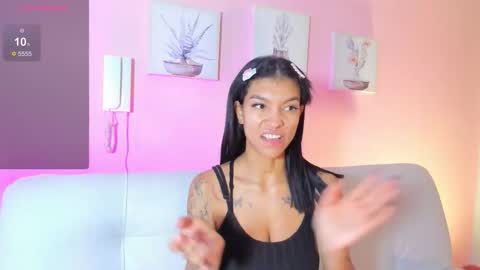 Snapshot of laura_aristizabal_19 chatting on 11/11/25, 01:00 Laura online show from 11/11/25, 01:00