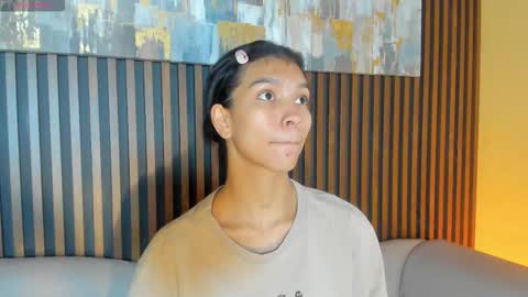 Snapshot of laura_aristizabal_19 chatting on 11/22/25, 12:48 Laura online show from 11/22/25, 12:48