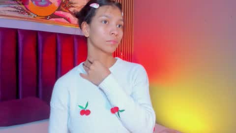 Snapshot of laura_aristizabal_19 chatting on 11/25/25, 12:49 Laura online show from 11/25/25, 12:49