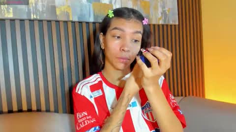 Snapshot of laura_aristizabal_19 chatting on 12/16/25, 12:43 Laura online show from 12/16/25, 12:43