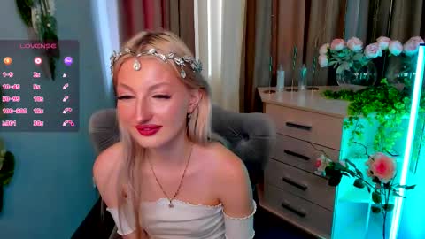 Snapshot of laura_blush chatting on 10/06/25, 08:23 Laura online show from 10/06/25, 08:23