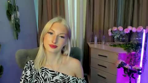 Snapshot of laura_blush chatting on 10/14/25, 08:15 Laura online show from 10/14/25, 08:15