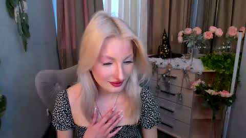 Snapshot of laura_blush chatting on 10/21/25, 01:12 Laura online show from 10/21/25, 01:12