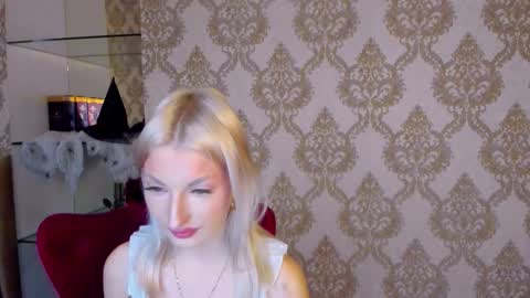 Snapshot of laura_blush chatting on 10/22/25, 08:14 Laura online show from 10/22/25, 08:14