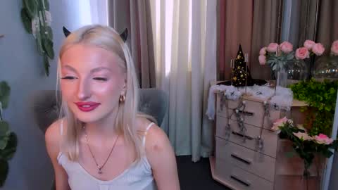 Snapshot of laura_blush chatting on 10/23/25, 08:24 Laura online show from 10/23/25, 08:24