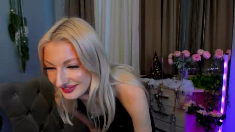 Snapshot of laura_blush chatting on 10/27/25, 01:26 Laura online show from 10/27/25, 01:26