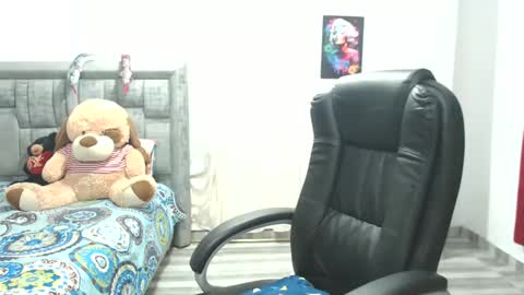 Snapshot of laura_craizy chatting on 10/22/25, 02:45 CALL ME LOVE LAURA online show from 10/22/25, 02:45