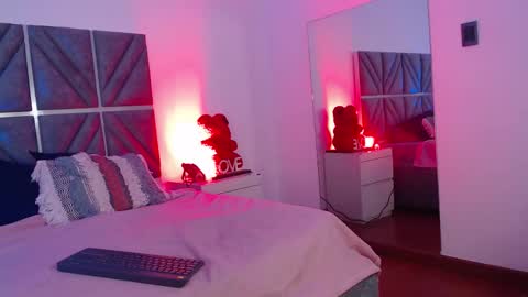 laura_dicardy online show from 12/02/25, 07:42