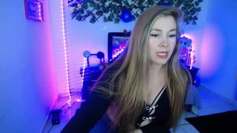 laura evans  online show from 09/10/25, 05:02