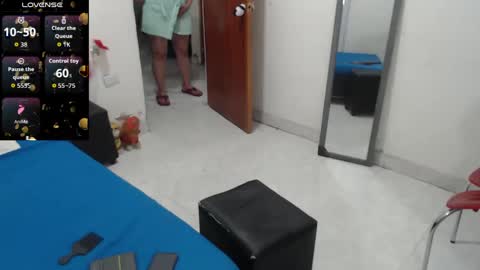 laura_foxx2379 online show from 09/14/25, 12:21