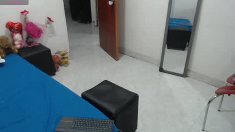 Snapshot of laura_foxx2379 chatting on 09/30/25, 02:05 laura_foxx2379 online show from 09/30/25, 02:05