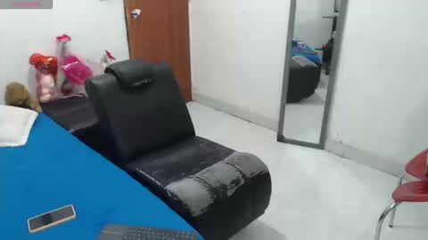 Snapshot of laura_foxx2379 chatting on 10/15/25, 02:22 laura_foxx2379 online show from 10/15/25, 02:22