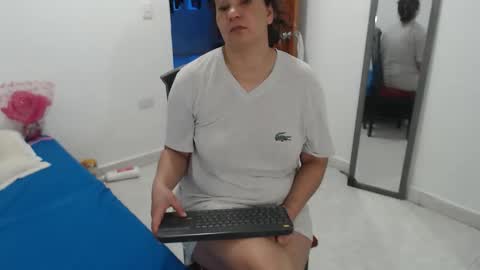 Snapshot of laura_foxx2379 chatting on 11/28/25, 06:32 laura_foxx2379 online show from 11/28/25, 06:32