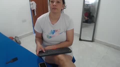 laura_foxx2379 online show from 01/06/26, 02:32